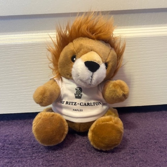 Ritz Carlton Naples Lion Plushy - Picture 1 of 5